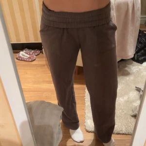 Bruna mjukisbyxor - Säljer ett par bekväma bruna mjukisbyxor med elastisk midja. Perfekta för en avslappnad dag hemma. Byxorna har en loose passform och är tillverkade i ett mjukt material.