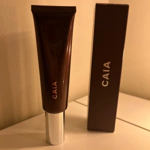 Liquid Bronzer Cape Town från CAIA - Snygg liquid bronzer från CAIA i nyansen Cape Town. Kommer i en elegant brun tub med silverlock. Perfekt för att ge ansiktet en solkysst look. Jag har endast använt den två gånger då den inte riktigt passade till mig 💝💝