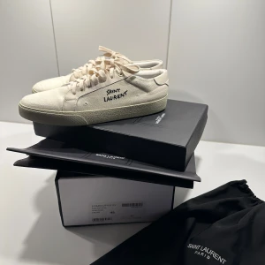 Saint Laurent skor - Säljer nu mina Saint Laurent skor då de var för små, kommer med allt original och är sprillans nya och endast testade här hemma! Storlek 45 men passar lite olika från person. Extremt eftertraktade och svåra att finna i dessa storlekar samt skick, perfekta för våren och sommaren👌 byten kan vara intressant i samma storlek, samma värde eller 46 annars inte! Skriv vid intresse eller fler bilder!