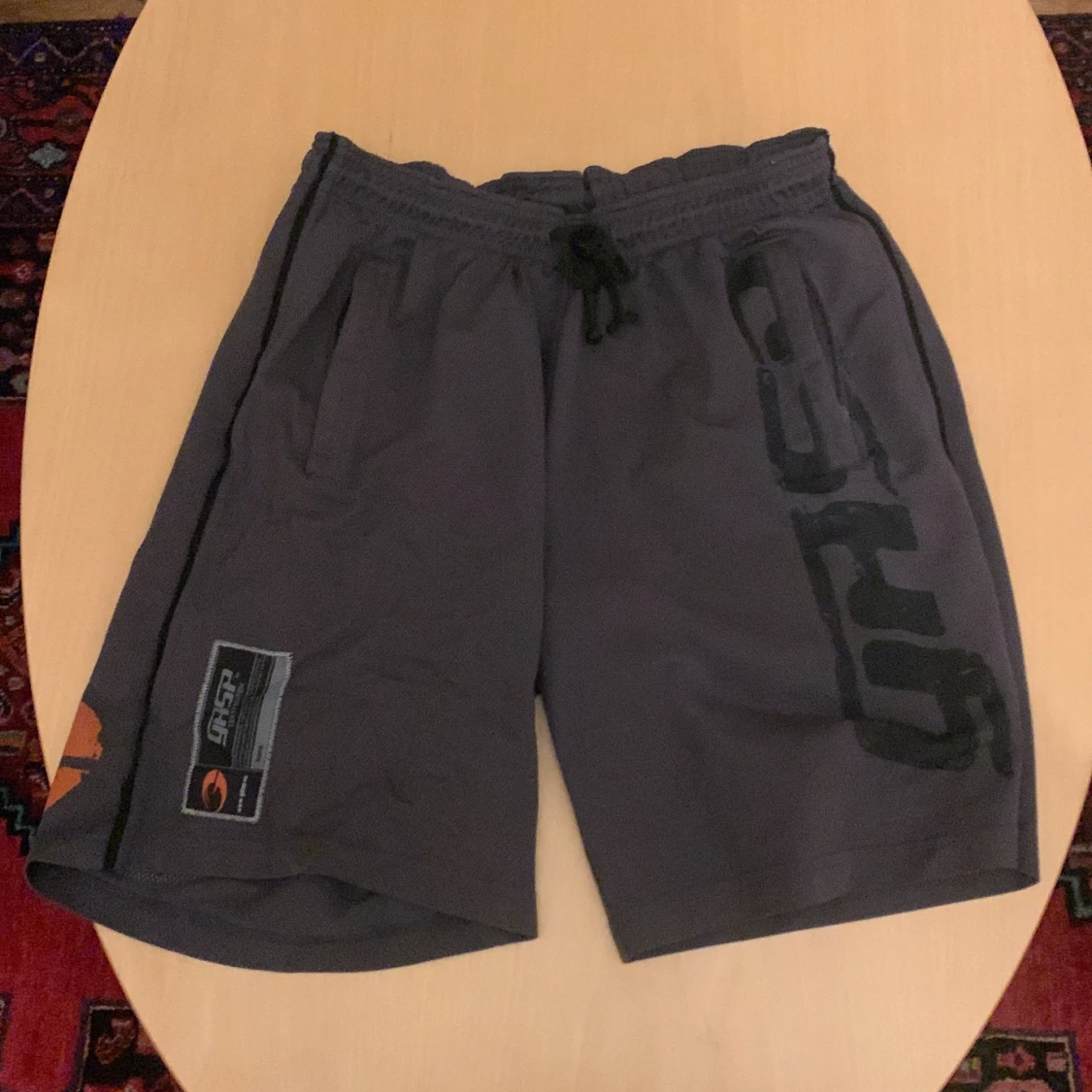 Mörkgrå shorts från GASP