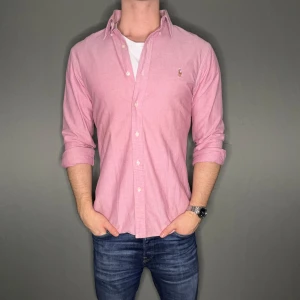 Ralph lauren skjorta - Hej säljer nu min fina Ralph Lauren skjorta i storlek M. Den är i nyskick och kommer vara otroligt snygg nu i vinter och framåt våren. Nypris cirka 1500kr! Vi kommer att sälja liknande produkter nu närmare våren så glöm inte följa profilen!🌊🍾