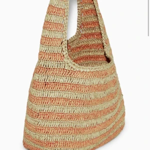 Randig väska från COS - Säljer min super fina väska från COS som jag har älskat men är tyvärr inte direkt min stil längre. Den är lite stickad med lite rost orange och beige färg och PERFEKT för sommaren. Nypris är 550❤️ skriv gärna för fler bilder eller om man vill diskutera pris🥰