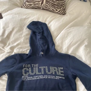 For the culture hoodie - Likande for the culture hoodie. Den är nopprig och ganska thight längst nere men annars bra. Köpte på Plick för 400💞💞