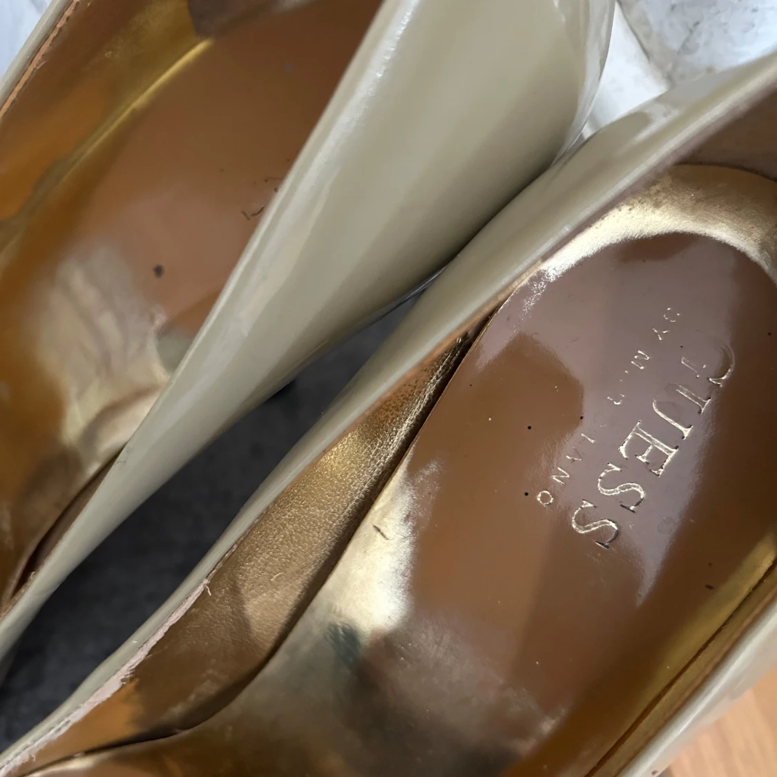 Beige pumps från Guess - 2