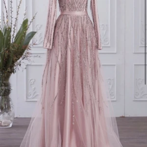 Rosa långklänning med paljetter - Elegant rosa långklänning med glittrande paljettdetaljer. Klänningen har långa ärmar och en vacker, flytande kjol som ger en drömlik siluett. Perfekt för speciella tillfällen där du vill glänsa. Säljer festklänning/ förlovningsklänning, använd endast en gång i några timmar  Storlek 38-40 Pris 3500kr  Pris går o diskuteras vid snabb affär, finns även en matchande slöja till om så önskas  Finns i Göteborg kan fraktas