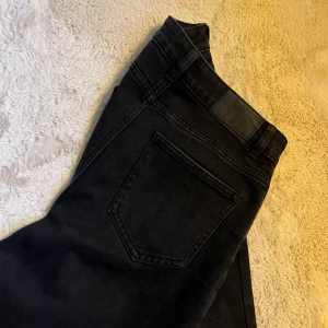 Svarta/gråa jeans  - Svarta/mörkgråa jeans från Vero Moda, använda en gång. 