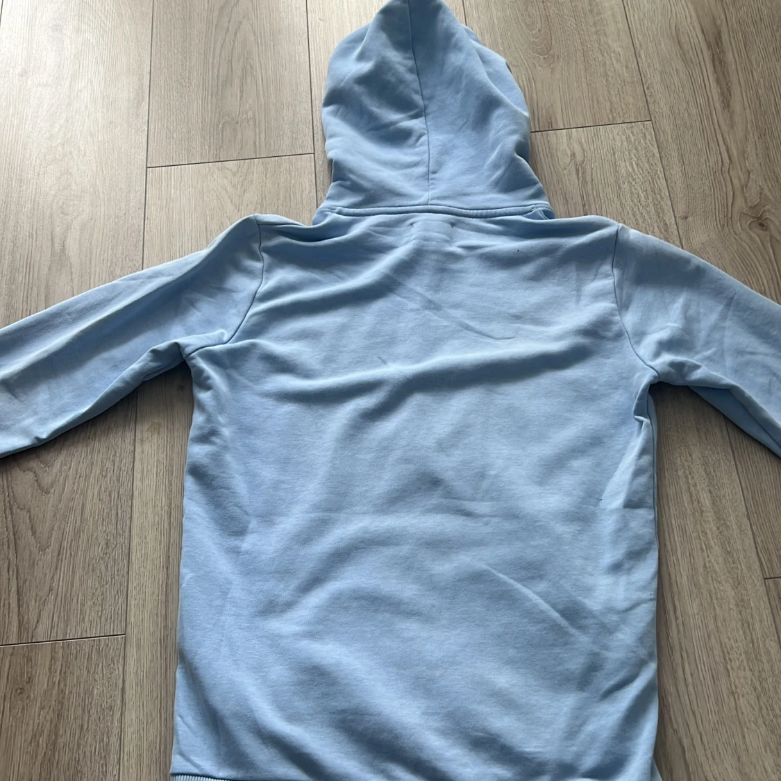 Ljusblå hoodie från Les Deux - 1