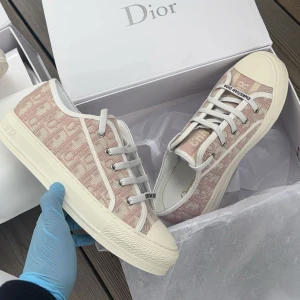 Rosa sneakers från Dior - Heej! Säljer nu dessa dröm! Skor som jag har använt till speciella tillfällen, som ni kan se är skorna i ett fruktansvärt bra skick, och allt med följer så som box och påse! Skorna är i storlek 38 samt ett annat par som är i storlek 39! Japp ni hörde rätt, har alltså 2 par likadana skor som jag planerar på att sälja. Tveka inte att höra av er vid minsta lilla fundering 