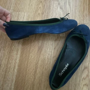 Blå ballerinaskor från Schoyée - Såå fina blå ballerinaskor från Schoyée med en grön kant och liten rosett framtill. Bra skick! Säljer då de är för stora för mig.