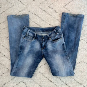Lågmidjade bootcut jeans  - Super coola lågmidjade bootcut jeans som tyvärr inte kommer till användning! Jättefint skick förutom några små slitningar längst ner i byxkanten.