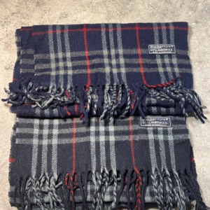 Burrberry halsdukar - 2 par burrberry halsdukar, 1svart 1marinblå. |Storlek: 150cm |Skick:9/10 |Nypris: 5400kr | FÖRST TILL KVARN!!. Priset kan diskuteras vid snabb affär!📋 1 halsduk för 349