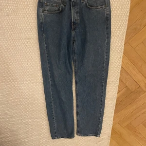 Blå jeansbyxor - Snygga blå jeansbyxor med klassisk design. De har en rak passform och femficksmodell. Perfekta för en avslappnad stil.