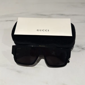 GUCCI solglasögon - GG1460s - Extremt snygga solglasögon från Gucci i svart. 10/10 i skick eftersom att de i princip bara har legat i boxen och förvarats säkert😁Nypris ligger på 3450kr. Har både kvitto och äkthetscertifikat👍🏼 Hör av er vid fler frågor eller liknande🙏Extremt bra pris så passa på!