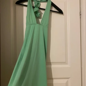 Grön klänning från nelly - Nytt skick, dm för bättre bilder