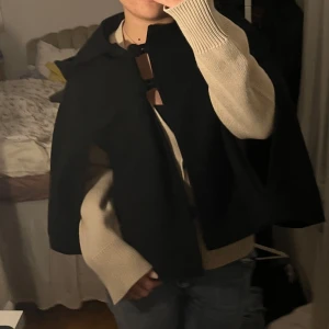 Cape med huva - Supersnygg Cape med två knappar och en huva, den är använd men fortfarande i mycket bra skick!😇💓 