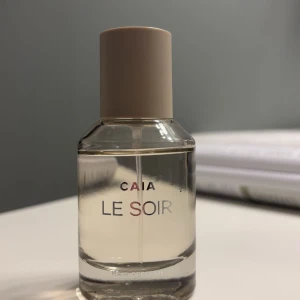 Le Soir hårparfym från CAIA - Hårparfym från Caia. Luktar väldigt gott och fräscht. Kommer tyvärr inte till användning