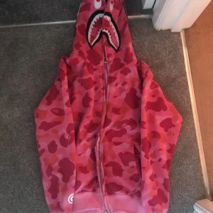 rosa bape hoodie - Cool rosa camo hoodie med hajmotiv på huvan. köpt från pandabuy. dm för mer info 