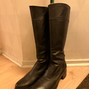 Svarta skinnstövlar - Snygga svarta stövlar från italienska Nero Giardini  i skinn med låg klack. Perfekta för höst och vinter med en stilren design. Sulan har ett bra grepp för hala underlag. Nypris 2900