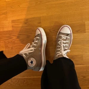 Bruna converse - Säljer mina bruna converse storlek 37.5. Vita original men färgade de med textilfärg förra året. Blev en kall brun ton, mycket fin.  Nya skosnören.   Nästintill aldrig använda därför jag färgade de men har bara hunnit ha de enstaka gånger inomhus på jobbet.