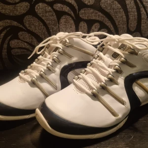 And1 Lockdown Vita och Marinblå Basketskor Ny - Snygga vita basketskor från AND1. And1 Lockdown helt oanväda classic! Fintt skick. Det enda är märken invändigt på sidorna inuti båda skorna (se bild 5). Samt att de fått litet skav mot varandra på insidan av skorna vid flyttar (se bild 4).