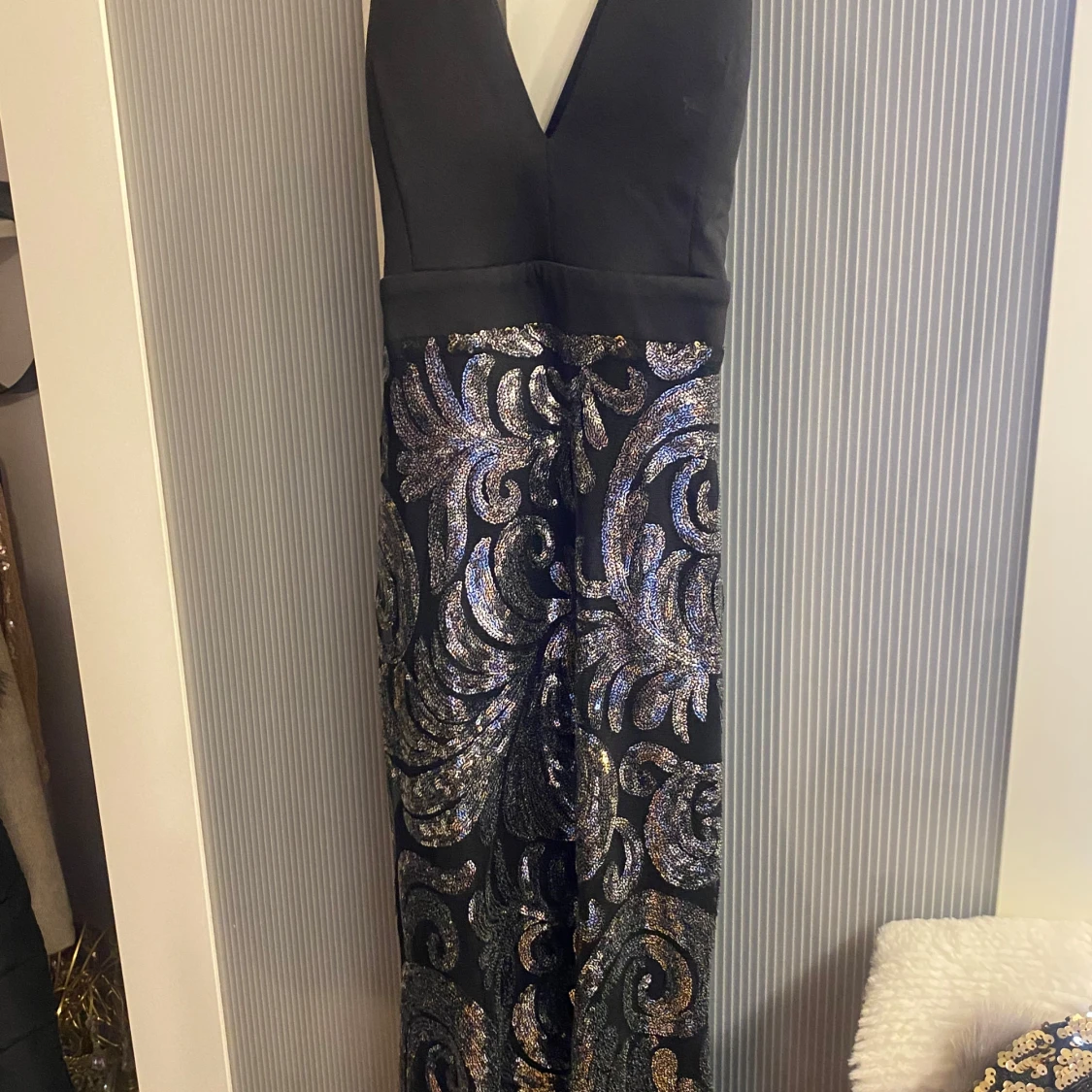 Svart glittrig långklänning - 1