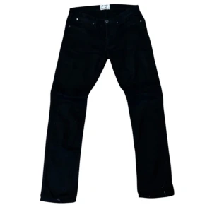 Svarta jeans från Acne Studios - Snygga svarta jeans från Acne Studios med klassisk femficksdesign och knappgylf. Perfekta för en stilren look.