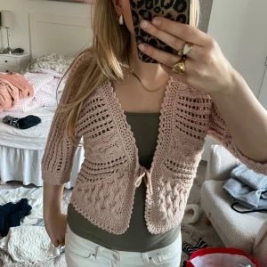 Rosa stickad kofta - Säljer en söt rosa stickad kofta med trekvartsärmar och knytning framtill. Perfekt för vår och sommar💓💕🌸🌸