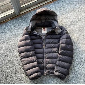 Colmar jacka - Säljer denna snygga colmar jacka! Svart med avtagbar luva som gör att det även blir en bra vårjacka! Size 46 vilket motsvarar S. Skick 9/10. Hör av dig vid frågor eller funderingar 🤩