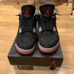 Jordan 4 - Säljer ett par Jordan 4 i bra skick, lite dammiga bara, med box, pris kan diskuteras
