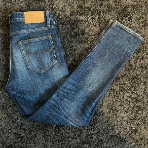 Tiger of Sweden Jeans - Blå Tiger of Sweden Jeans med en jävligt snygg tvätt i storlek 29/32. Dem riktigt fräscha och dem har inga defekter eller fläckar. Nypris ligger på 1700 och jag säljer dem för 549. Kom gärna med frågor och priset är inte hugget i sten!