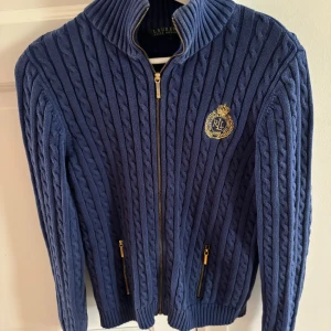 Ralph Lauren huvtröja - En fin virkad tröja från ralph lauren med guld detaljer och i fin blå färg 