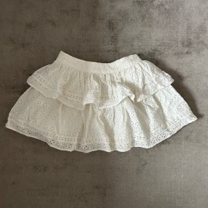 Mini kjol - Broderad minikjol i storlek 38 från ASOS (märke: AsYou). Skulle dock säga att den är mer som 36/34 då den är väldigt tajt i midjan. Den har en insydd underkjol💕