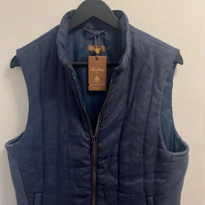 Stenströms väst - Snygg blå väst från Stenströms med dragkedja framtill. Västen har en stilren design och är perfekt för lager-på-lager. 