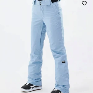 Ljusblå skidbyxor från Dope - Snygga ljusblå täckbyxor från Dope, perfekta för vintersport. Byxorna har en straight passform och är tillverkade i ett slitstarkt syntetmaterial. De har en praktisk dragkedja och knappar för enkel på- och avtagning. Har använts knappt en gång då de är för små. 