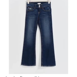 Mörkblå bootcut jeans - Snygga mörkblå bootcut jeans med dubbla knappar och klassisk femficksdesign. Perfekta för en avslappnad stil med en touch av retro. Passar bra till både sneakers och klackar. Aldrig använt men så fina ❤️