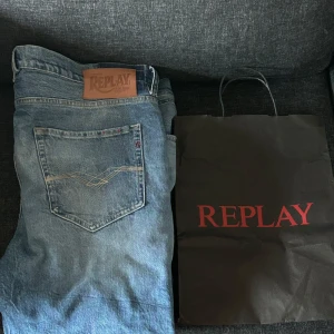 Replay jeans  - Tjena! Säljer dessa fräscha replay jenas köpt för 1200kr. Skicket på byxorna är 9/10 använt max 3 gånger eftersom de blivit för stora. Pris kan diskuteras. 🙂🤝