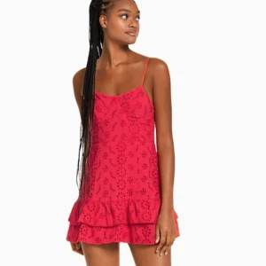 Röd klänning med volangdetaljer - Sällan använd, nyskick❤️