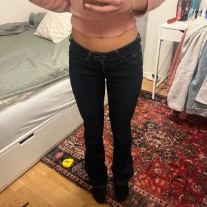 Bootcut jeans från Levis - Skitsnygga bootcut jeans från Levis!💕💕midjemått:33 cm, men ganska stretchiga, innerbenslängd: 82 cm