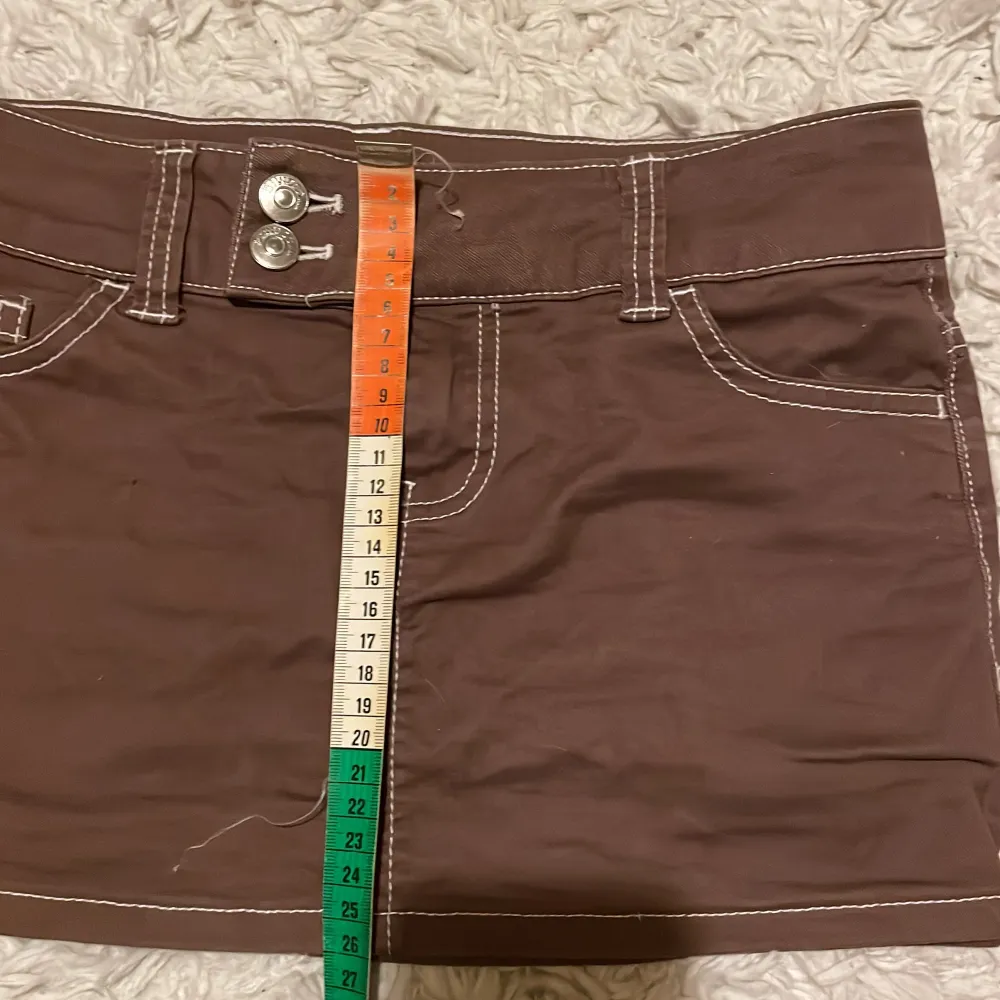 Säljer en snygg brun kortkjol från H&M. Använt 1 gång, jättebra skick! . Hameet.