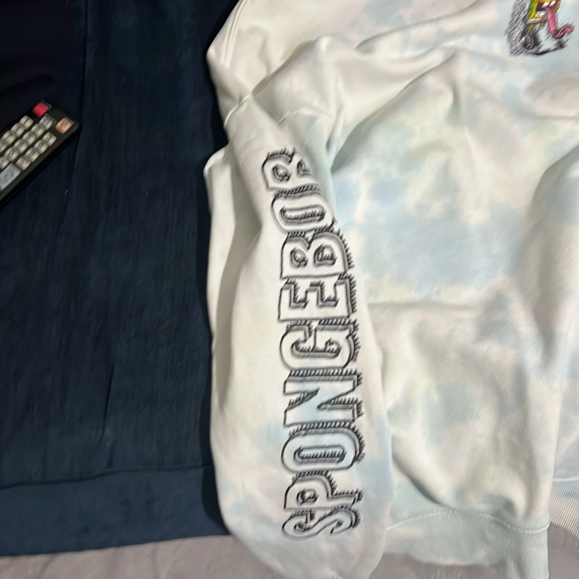 Vit tröja med Svampbob-tryck från H&M - 1