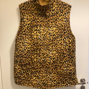 Leopardmönstrad quiltad väst - Snygg oversized leopardmönstrad väst med quiltad design och knappar framtill. Kan mötas upp i Malmö eller Uppsala 🐆