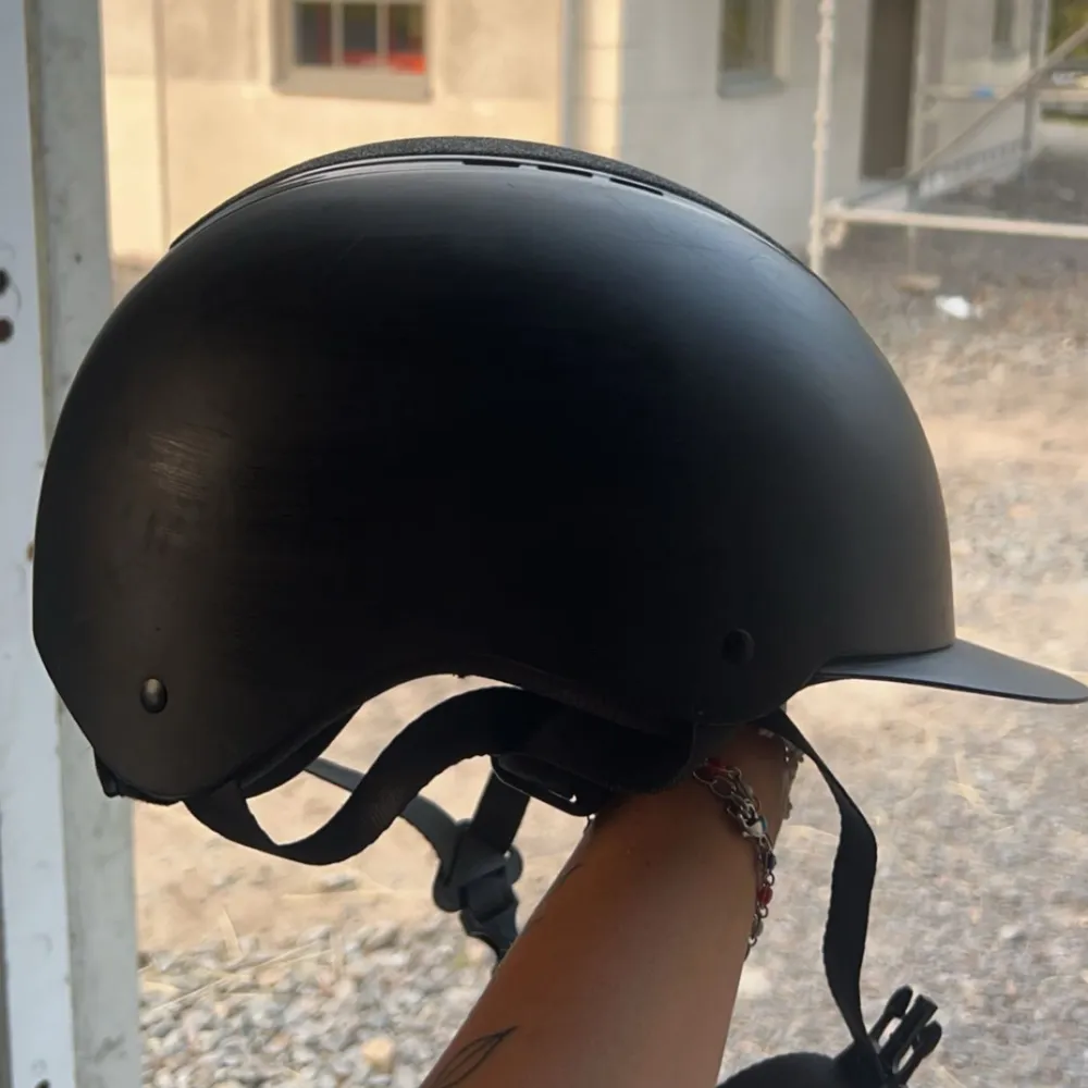 Super snygg och skön har ramlat av i den 1 gång men då väldigt mjukt och ej på huvudet. Köpt på granngården för 1500kr säljer billigt då den tar plats och vill bli av med den så fort som möjligt. Nån sminkfläck i men går säkert att tvätta bort. Storlek är 55 men den är lite liten i storleken. Så vill du ha en hyffsat dyr hjälm billigt så köp!!. Muu.