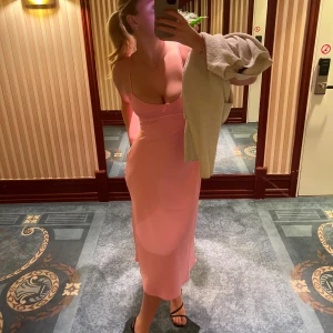 Sommarklänning  - Superfin sommarklänning. Passar perfekt både till vardags men också finare tillfällen