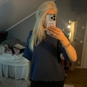 stickad t-shirt - säljer denna skit snygga märkblå stickade t-shirt. 