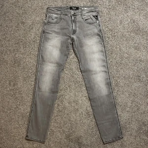 Replay Anbass Jeans - Tja säljer nu ett par gråa Replay jeans i modellen Anbass i storlek W31 för endast 499kr! Pris är ej hugget i sten, hör av er i dm vid funderingar 🙌