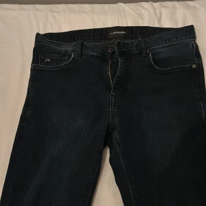 J Lindberg jeans - Säljer mina J Lindberg jeans som är i toppskick. De är ett par riktigt snygga mörkblå jeans från J Lindberg. W30 L32. skriv för fler bilder
