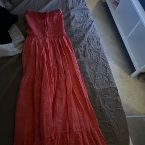 Klänning/långkjol - Kan användas som kjol och klänning, jättesöt, använd få gånger, superbra skick orange ish färg 