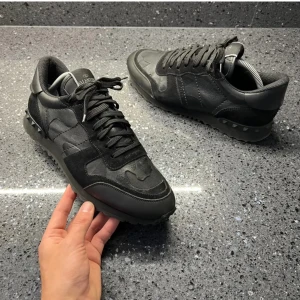 Valentino Rockrunners - Tvärfeta valentino rockrunners i ett mycket bra skick  som är perfekta till våren | Inga som helst defekter | Bara skorna ingår | Storlek 42 | Om du har fler frågor tveka inte att skriva privat🗻