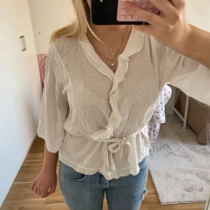 Söt blus  - Supeerr söt blus perfekt till våren 💓💓 trekvartsärm och ett knytband! Har några små fläckar som knappt syns, sista bilderna.