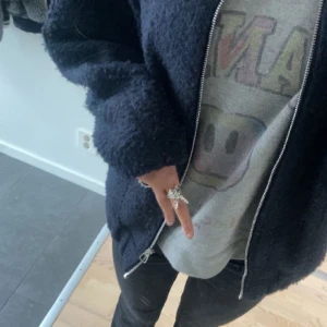Mörkblå ulljacka med dragkedja - Intressekoll på min efterfrågade Zara jacka, köpte den i Barcelona för några månader sen och denna verkar vara slutsåld i sverige därav priset. Jackan har ett Litet hål i sömmen på axeln som lätt går att sy, Skriv för mer detaljerade bilder🥰 